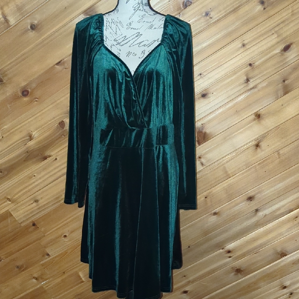 SHEIN Curve Emerald Velvet Dress